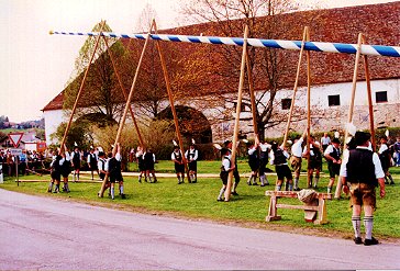 Maibaumaufstellen Maibaumaufstellen