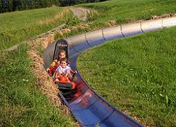 Auf der Sommerrodelbahn